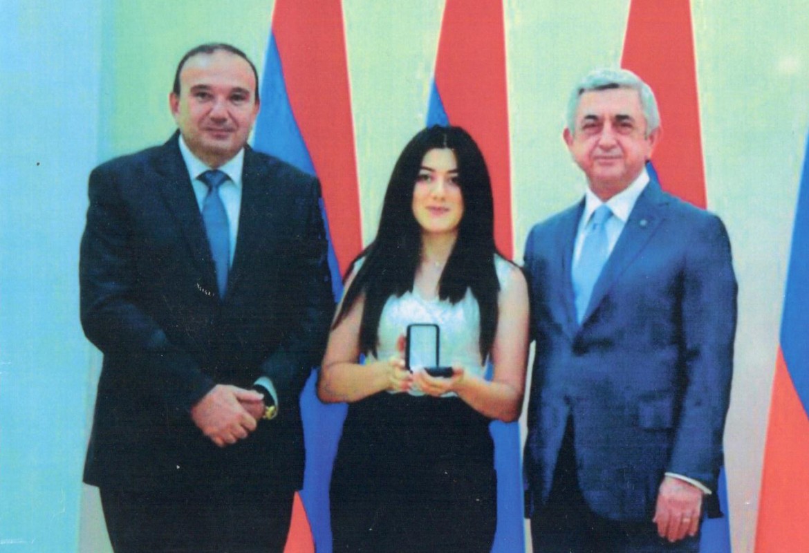 Золотая медаль получена внучкой Атамана Армянского филиала ВБКВ из рук Президента Армении и Министра образования
